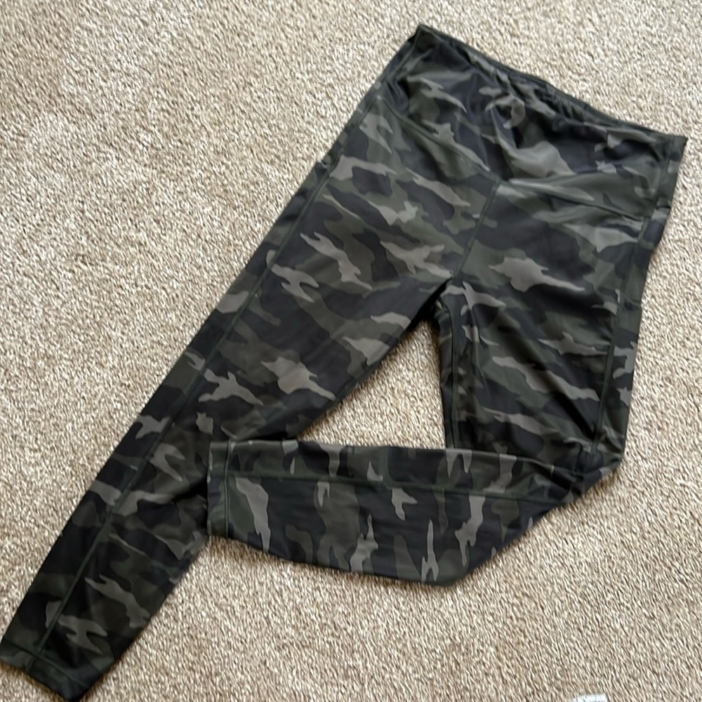 ATHLETA Ultimate Stash Pocket Camo 7/8 Legging